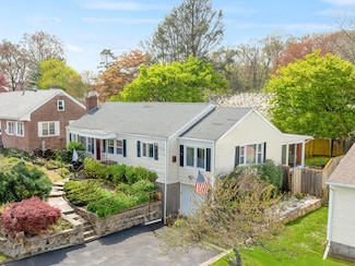 870 Lakeside Dr, Bridgeport, CT 06606