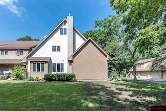 1607 Pleasant View Dr, North Mankato, MN 56003
