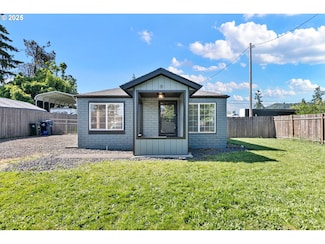 2745 C St, Springfield, OR 97477