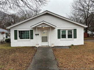 607 S Elm Ave, Dunn, NC 28334
