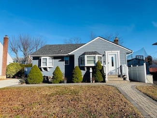 9 Ferndale Dr, Hicksville, NY 11801