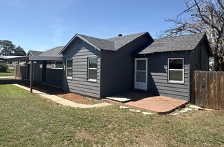 300 N East 2nd St, Knox City, TX 79529