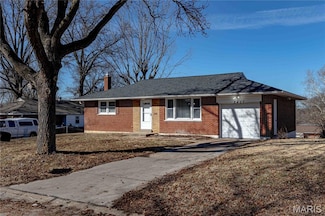 2407 Caverhill Dr, Saint Louis, MO 63136
