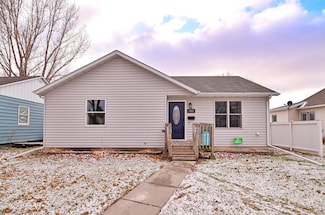 715 N 4th St, Grand Forks, ND 58203