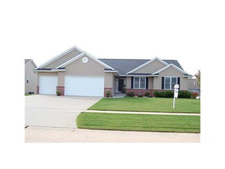825 Juniper Ave, Robins, IA 52328