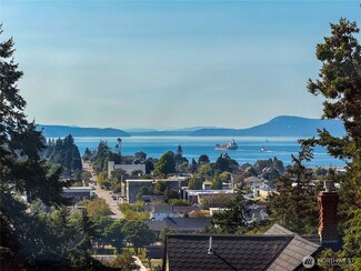 303 7th St, Anacortes, WA 98221