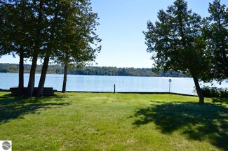 3343 S Sunrise Ln, Lake Leelanau, MI 49653