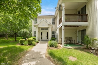 822 Honeybrook Cir Unit 822, Stewartsville, NJ 08886