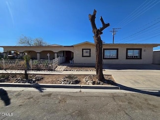 606 Smoketree Dr, El Centro, CA 92243