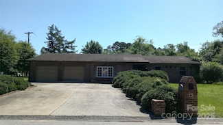 1601 Blue Spring Rd, Fayetteville, NC 28304