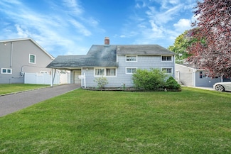 127 Brittle Ln, Hicksville, NY 11801