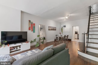 2229 S Darien St, Philadelphia, PA 19148