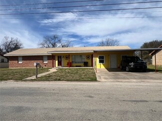305 N Victor St, Comanche, TX 76442