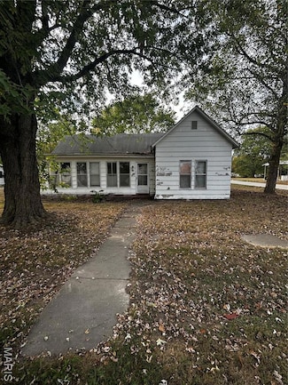 106 Locust St, Coffeen, IL 62017