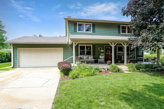 611 S 10th Ave, Saint Charles, IL 60174