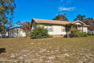 123 Pinewood St, Swansboro, NC 28584