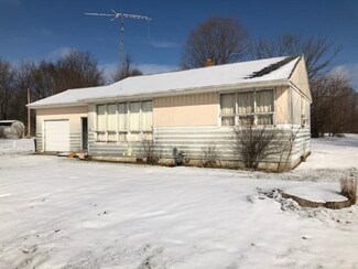 805 Park Shore Dr, Cassopolis, MI 49031