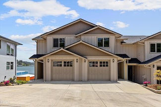 823 SW 13th St, Newport, OR 97365