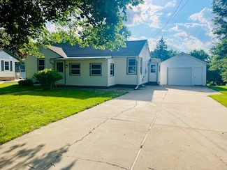 705 S 7th St, Oregon, IL 61061