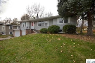 826 N 9th St, St. Peter, MN 56082