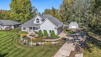 625 Grand Woods Ct NE, Grand Rapids, MI 49525