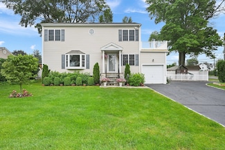 126 Sutton Dr, Stamford, CT 06906