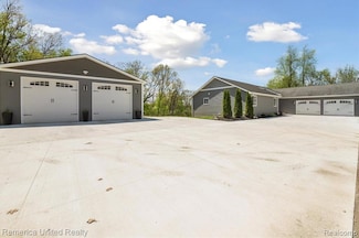 2892 Beck Rd, Howell, MI 48843