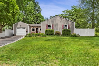 256 Round Hill Dr, Yonkers, NY 10710