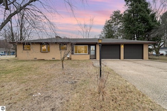 411 W 3rd St, Gladwin, MI 48624