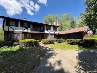 1250 Club Dr, Bloomfield Hills, MI 48302