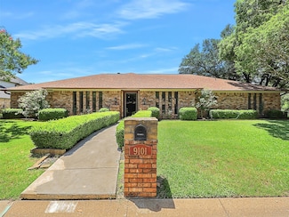 9101 Westwood Shores Dr, Fort Worth, TX 76179