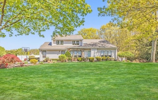 17 Riesling Ct, ComMacK, NY 11725