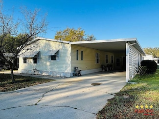 475 Petunia Dr, Fruitland Park, FL 34731