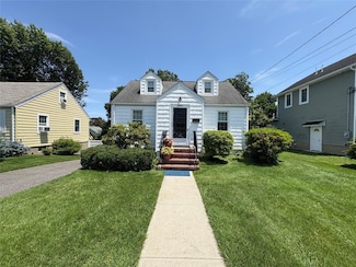 16 Raymond St, Glen Cove, NY 11542