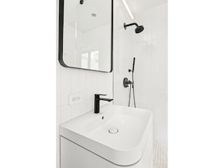 432 W 52nd St Unit 2B, New York, NY 10019