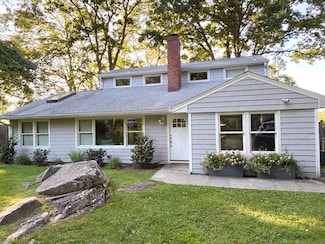 8 Splitrock Rd, Norwalk, CT 06854
