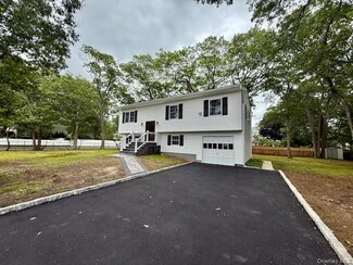 30 7th St, Holbrook, NY 11741