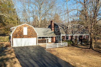 4 Mcallister Dr, Pleasant Valley, NY 12569