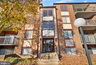 9728 Kingsbridge Dr Unit 302, Fairfax, VA 22031