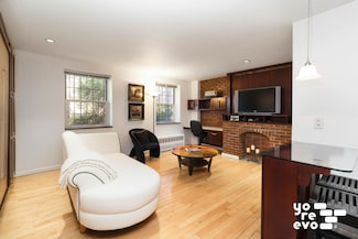 318 W 15th St Unit A, New York, NY 10011