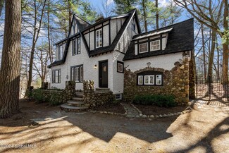 915 St Davids Ln, Schenectady, NY 12309