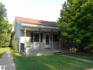 907 Maple St, Clare, MI 48617