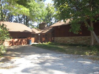 150 Mundell Dr, Benton, IL 62812