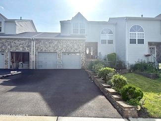 28 Skylark Ct, Marlboro, NJ 07746