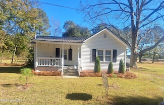 202 Lewis St, Bladenboro, NC 28320