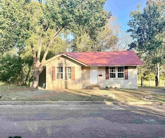 705 N 9th St, Gurdon, AR 71743