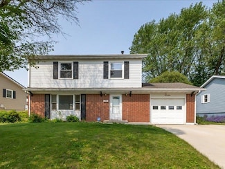 2259 Saint John Dr, Dubuque, IA 52002