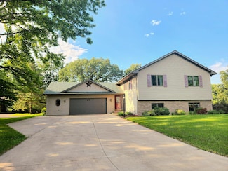 908 Park Ln, Belle Plaine, MN 56011