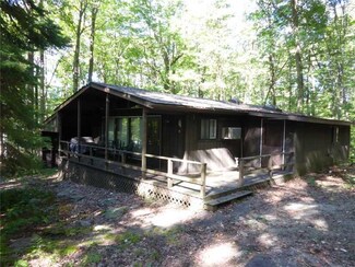 243 Walnut Rd, Acme, PA 15610