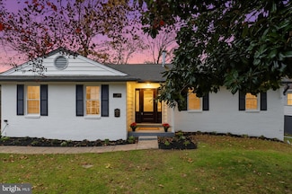 6112 Redwood Ln, Alexandria, VA 22310